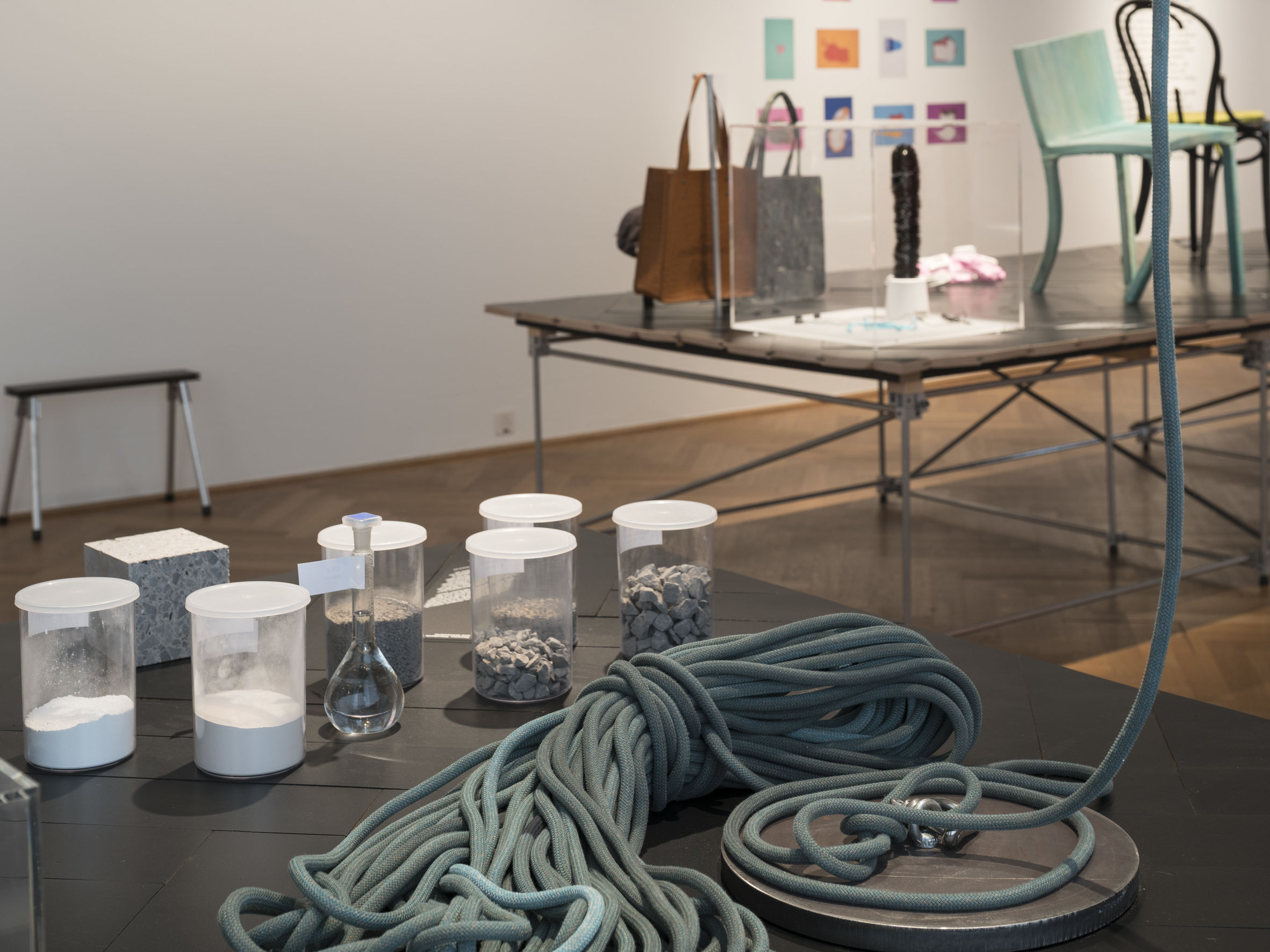 Dialogische Führung: Szenografie auf Zeit. Ausstellungsmaterial im Umlauf